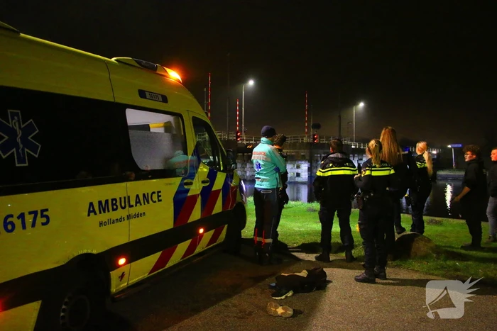 Duikteam brandweer ingezet voor auto in sloot