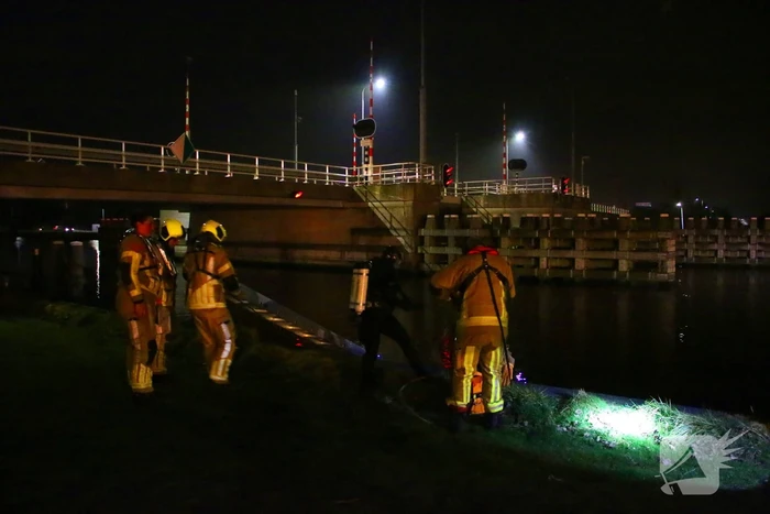 Duikteam brandweer ingezet voor auto in sloot