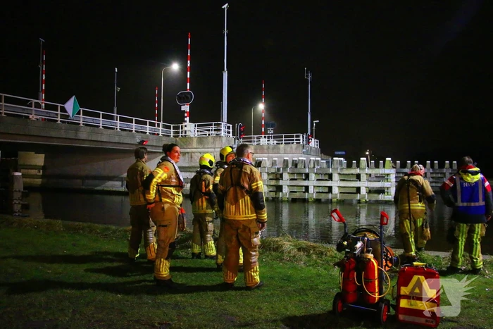 Duikteam brandweer ingezet voor auto in sloot