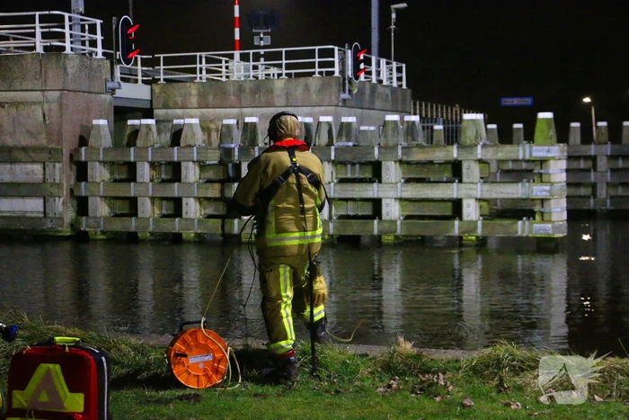 Duikteam brandweer ingezet voor auto in sloot