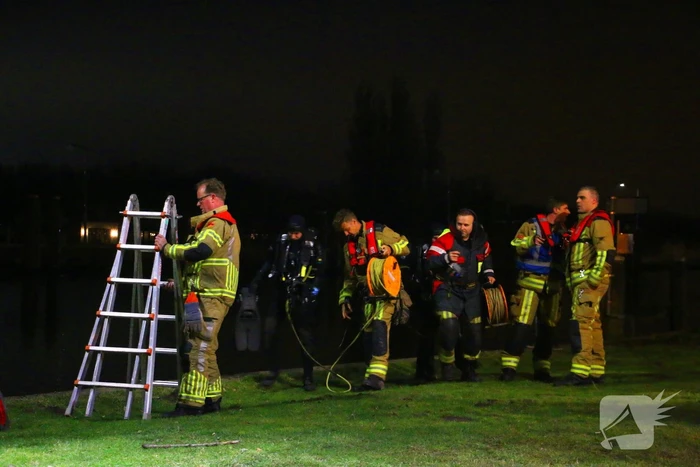 Duikteam brandweer ingezet voor auto in sloot