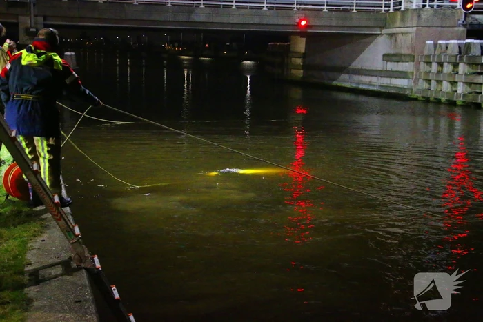 Duikteam brandweer ingezet voor auto in sloot