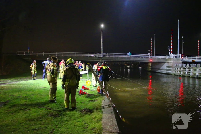 Duikteam brandweer ingezet voor auto in sloot