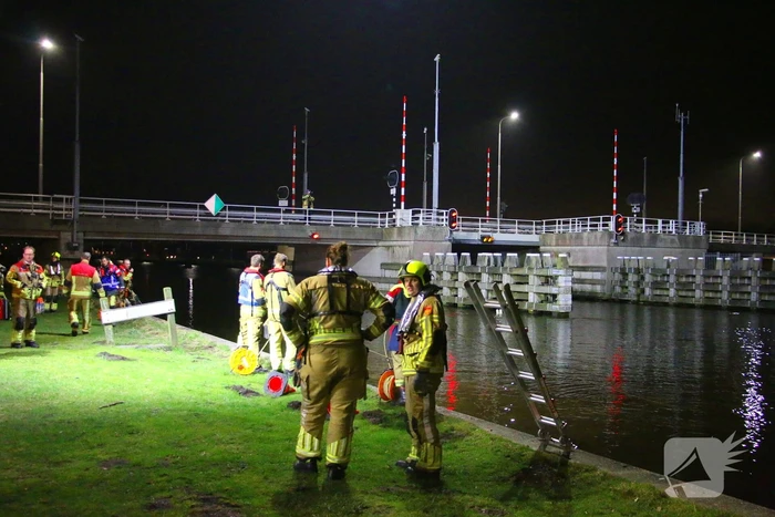 Duikteam brandweer ingezet voor auto in sloot