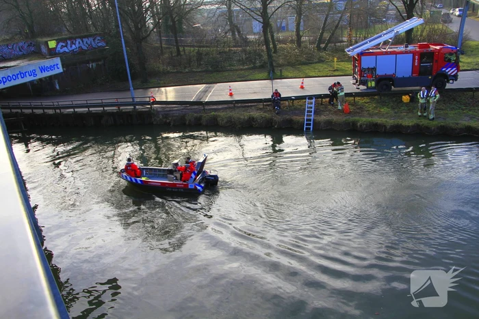 Fiets aangetroffen op spoorbrug, grote zoektocht in water
