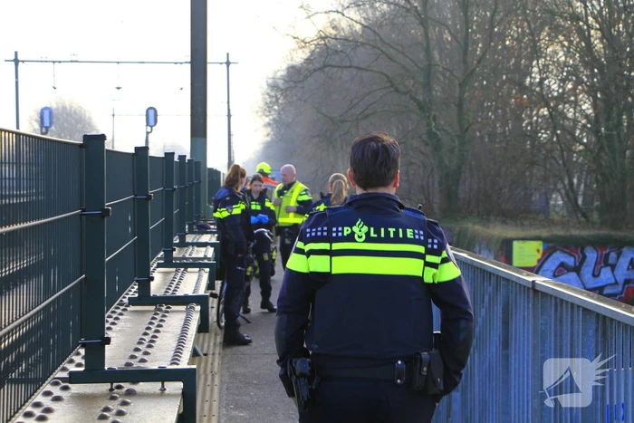 Fiets aangetroffen op spoorbrug, grote zoektocht in water