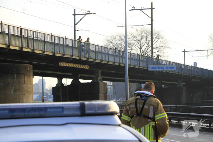 Fiets aangetroffen op spoorbrug, grote zoektocht in water