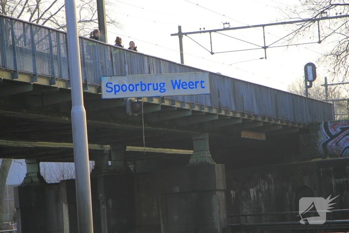 Fiets aangetroffen op spoorbrug, grote zoektocht in water