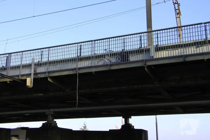 Fiets aangetroffen op spoorbrug, grote zoektocht in water
