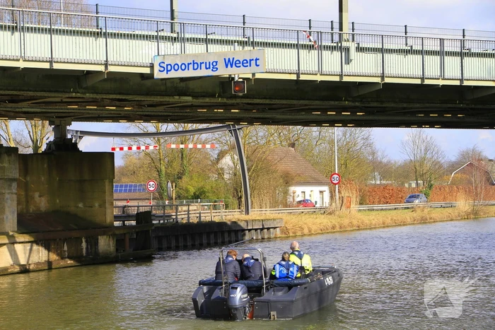 Fiets aangetroffen op spoorbrug, grote zoektocht in water