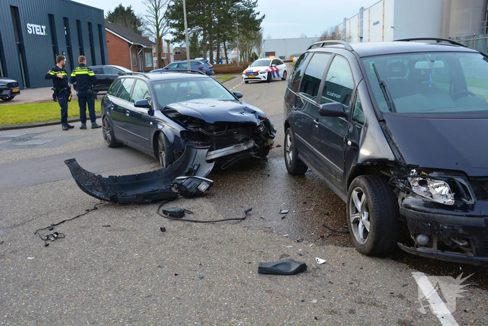 Flinke schade na botsing met twee personenauto's