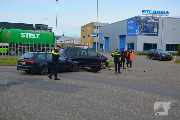 Flinke schade na botsing met twee personenauto's