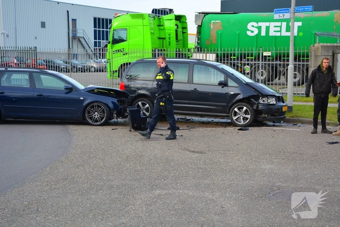 Flinke schade na botsing met twee personenauto's