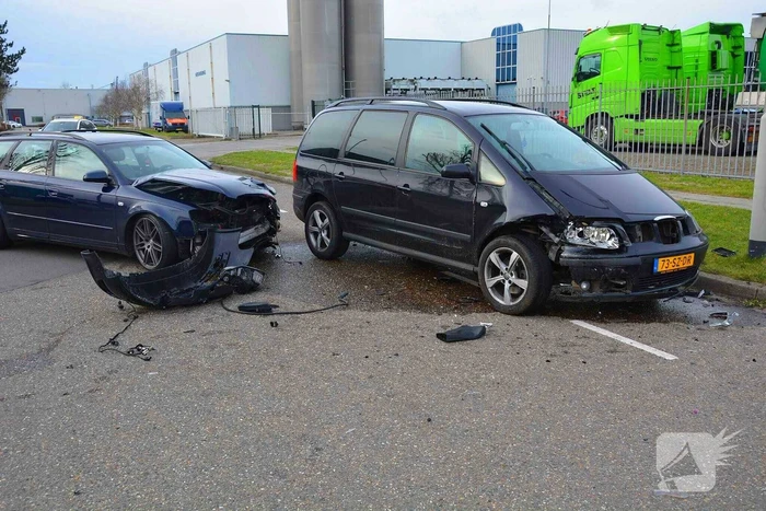 Flinke schade na botsing met twee personenauto's