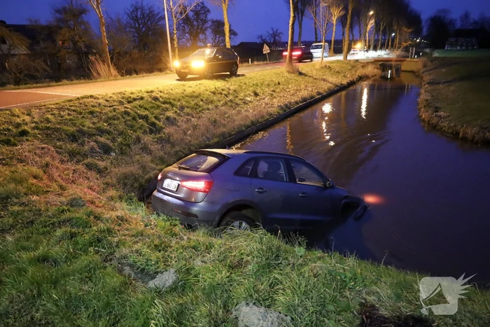 Auto te water na botsing op kruising