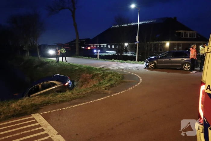 Auto te water na botsing op kruising