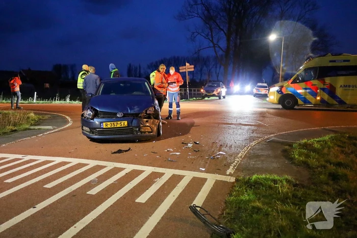 Auto te water na botsing op kruising