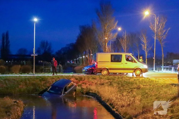 Auto te water na botsing op kruising