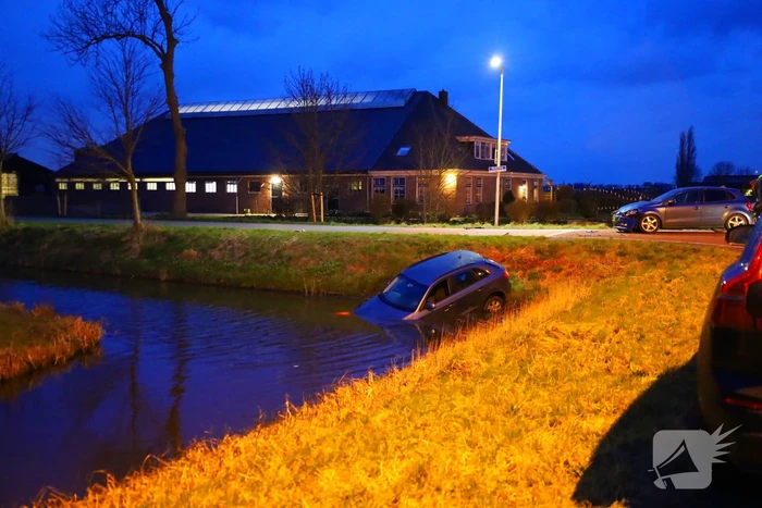 Auto te water na botsing op kruising