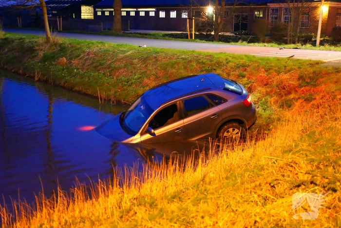 Auto te water na botsing op kruising
