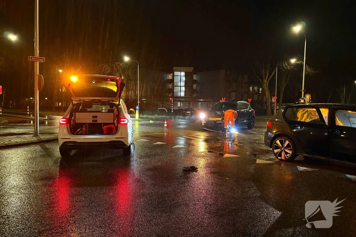 Twee personenauto's botsen op kruising