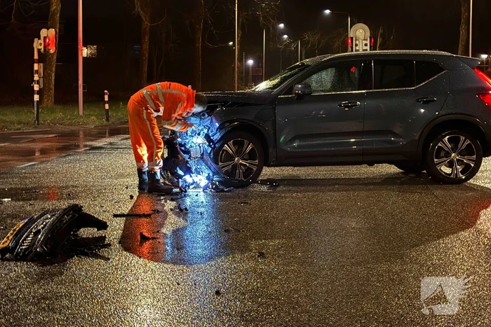 Twee personenauto's botsen op kruising