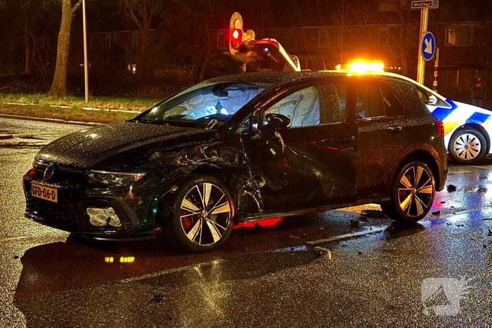 Twee personenauto's botsen op kruising