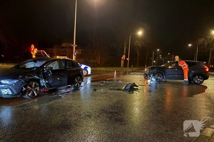 Twee personenauto's botsen op kruising