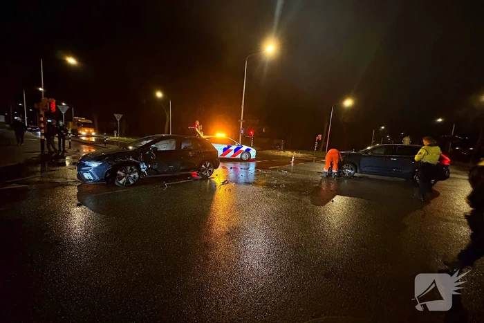 Twee personenauto's botsen op kruising