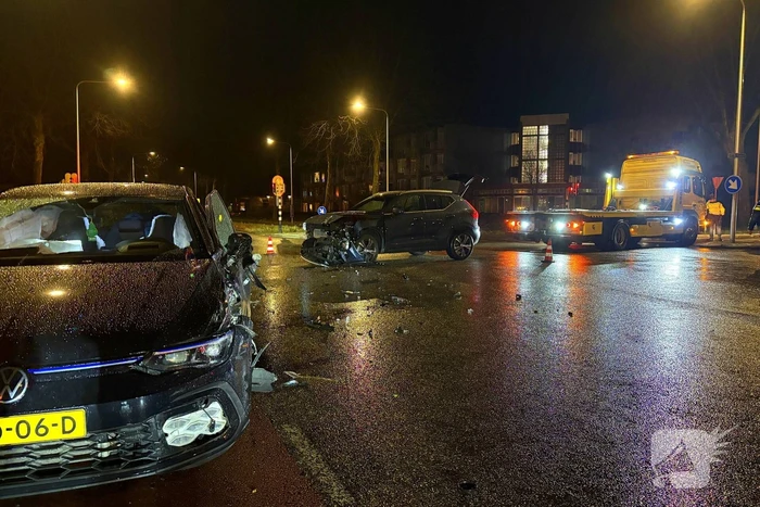 Twee personenauto's botsen op kruising
