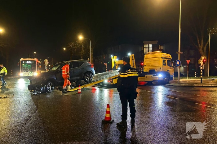 Twee personenauto's botsen op kruising