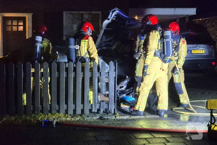 Brandstichting op oprit, auto gaat in vlammen op