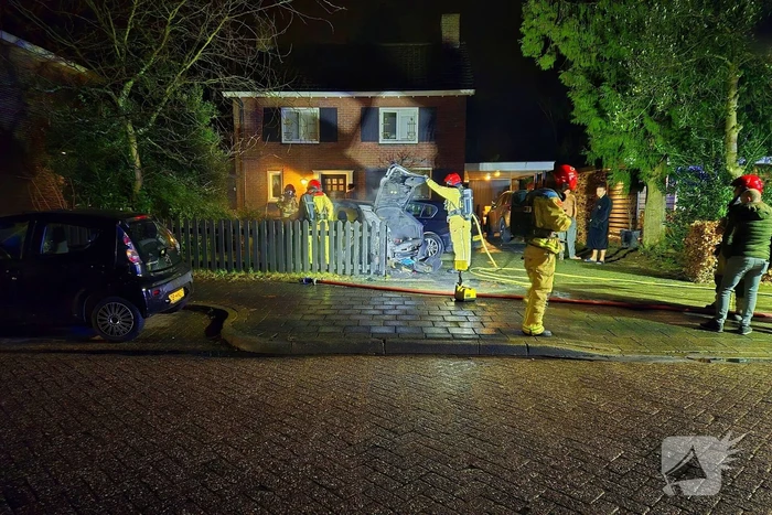 Brandstichting op oprit, auto gaat in vlammen op