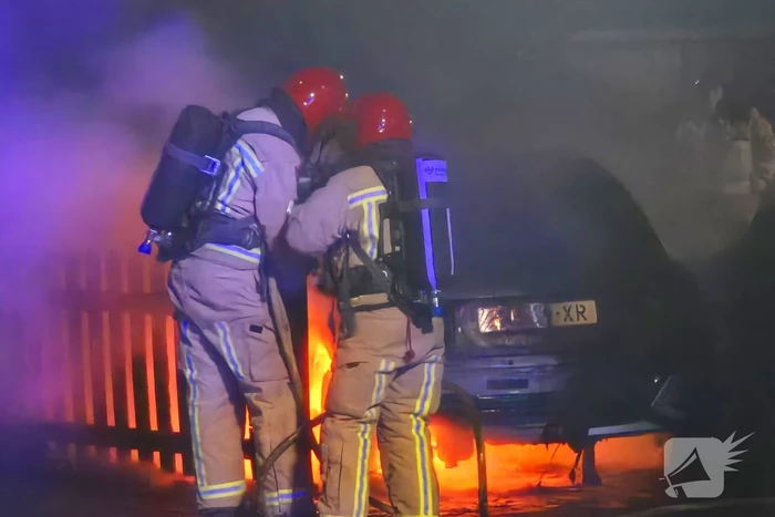 Brandstichting op oprit, auto gaat in vlammen op