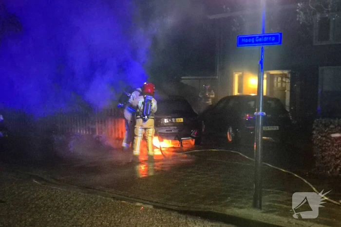 Brandstichting op oprit, auto gaat in vlammen op