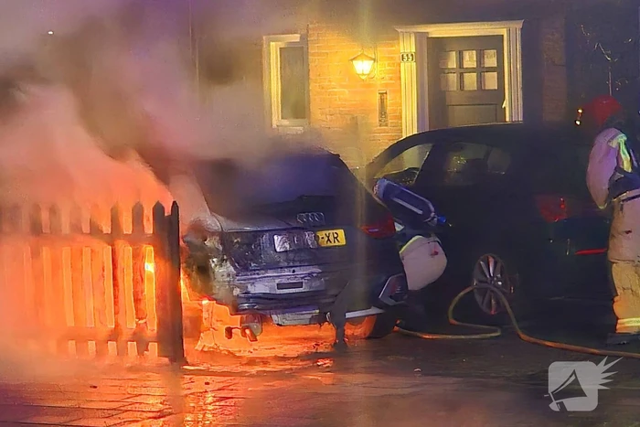 Brandstichting op oprit, auto gaat in vlammen op