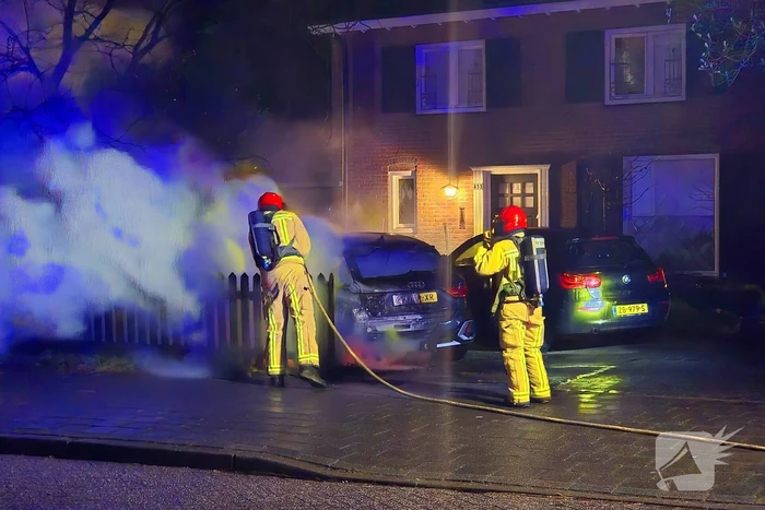 Brandstichting op oprit, auto gaat in vlammen op