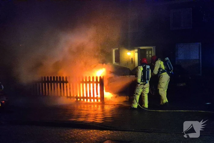 Brandstichting op oprit, auto gaat in vlammen op