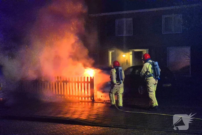 Brandstichting op oprit, auto gaat in vlammen op