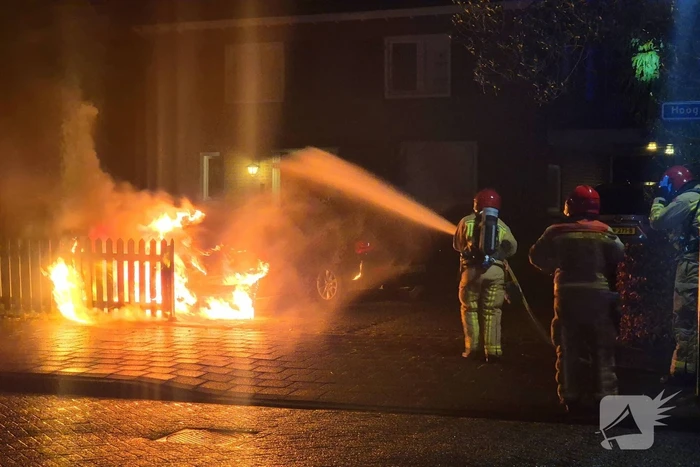 Brandstichting op oprit, auto gaat in vlammen op