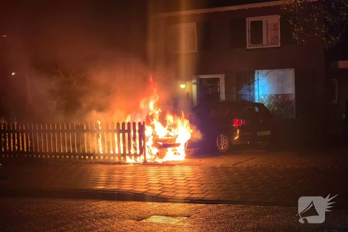 Brandstichting op oprit, auto gaat in vlammen op