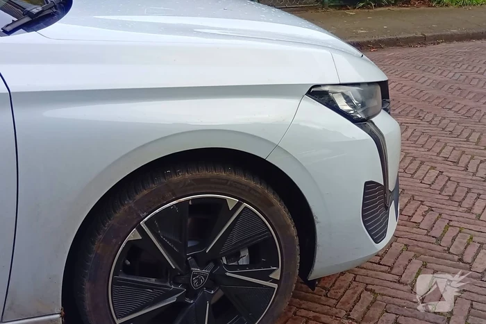 Automobilist ziet scooterrijder over het hoofd