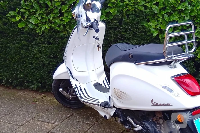Automobilist ziet scooterrijder over het hoofd