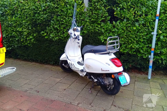 Automobilist ziet scooterrijder over het hoofd