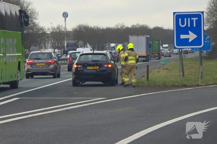 Ongeval tussen werkbusje en personenauto veroorzaakt file