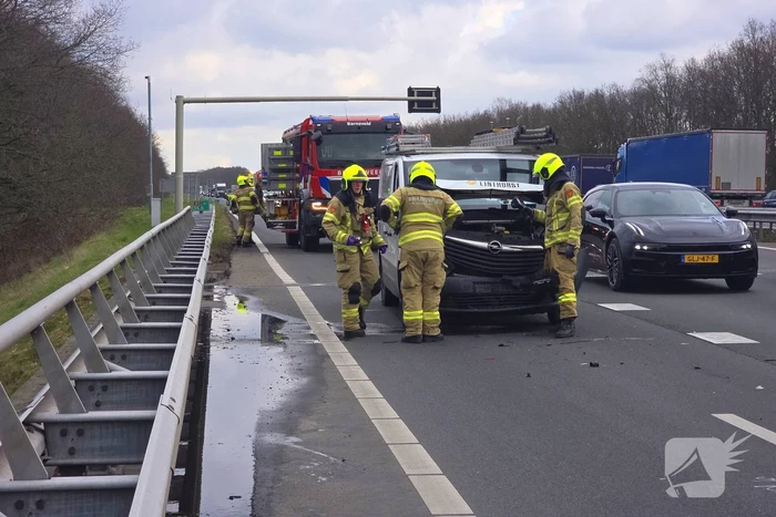 Ongeval tussen werkbusje en personenauto veroorzaakt file