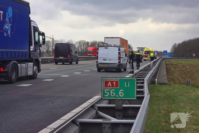 Ongeval tussen werkbusje en personenauto veroorzaakt file
