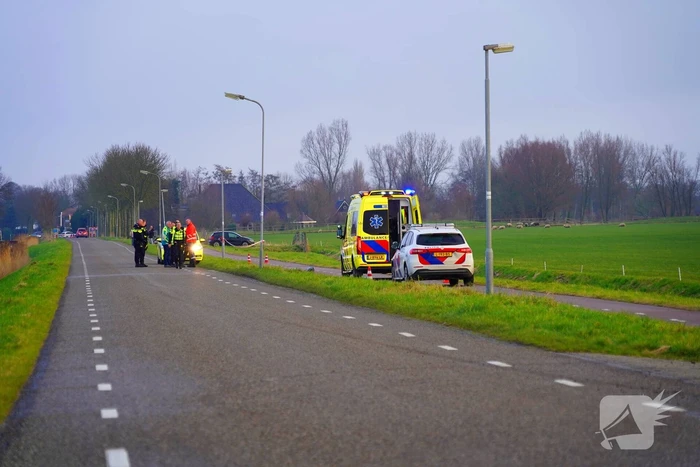 Passanten ontdekken fietser in het water