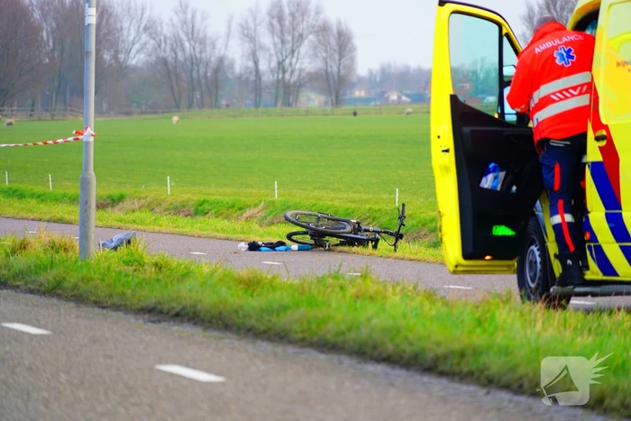 Passanten ontdekken fietser in het water