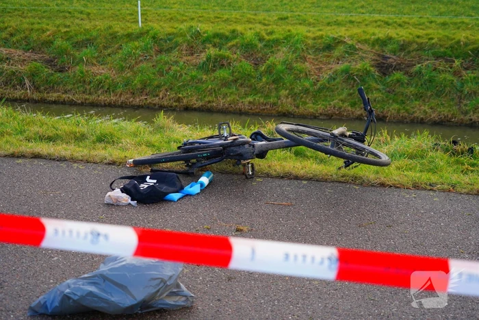 Passanten ontdekken fietser in het water